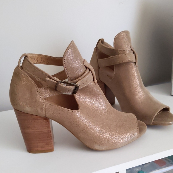 FINAL SALE 🆕🌿SUNDANCE GOLD LEATHER SANDALS🌿 - Picture 2 of 7